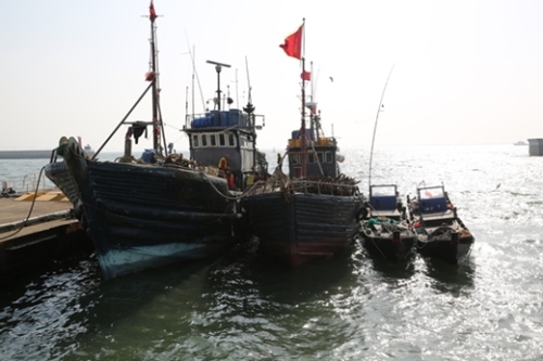 韓国近海で違法操業中に取り締まられた中国漁船。（中央フォト）