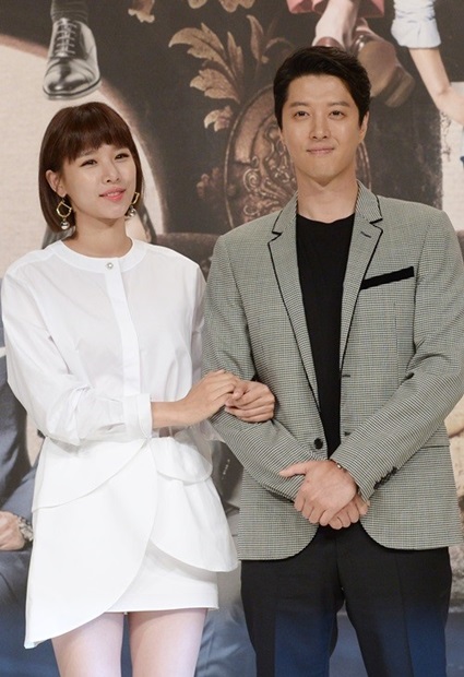 女優チョ・ユニと俳優イ・ドンゴン。