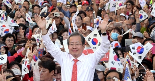 洪準杓（ホン・ジュンピョ）自由韓国党候補が蔚山文化通りで遊説をしている。