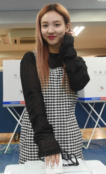 ９日午前、ソウル江南区の清潭小学校に準備された投票所で、投票箱に第１９代大統領選挙の投票用紙を入れているＴＷＩＣＥのナヨン。