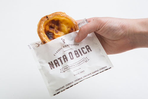 「ＮＡＴＡ　Ｏ　ＢＩＫＡ　カロスキル店」は、カロスキルの路地裏に位置するタルト専門店です。一番人気の「エッグタルト」（２，２００ウォン）は、サクサクのパイ生地と、こんがり焼き目がついた濃厚なカスタードが特徴です。
