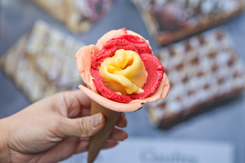 「薔薇アイス」や「花びらアイス」で話題の「Ａｍｏｒｉｎｏ（アモリーノ）」。オーガニックにこだわったフレーバーをバランスよく味わうには２～３種類の選択がベターです（写真はコーン小、５，０００ウォン）。