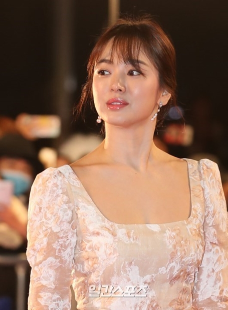 女優ソン ヘギョ カナダの博物館に韓国語案内書を寄贈 Joongang Ilbo 中央日報