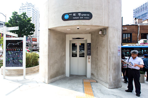 地下鉄４号線会賢（フェヒョン）駅にも直結。明洞とソウル駅の間にあり、南大門市場の最寄り駅として知られます。エレベーターも運用予定なので、お年寄りや小さい子ども連れの際の移動にも便利です。