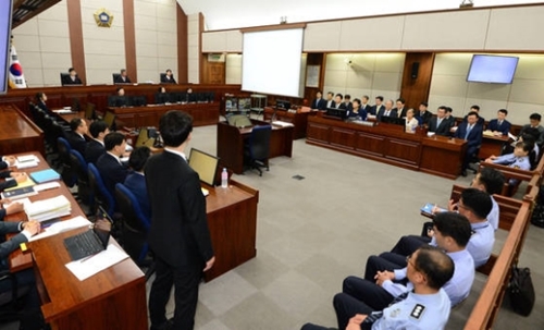 朴槿恵（パク・クネ）前大統領の初公判が２３日午前、ソウル瑞草洞（ソチョドン）裁判所総合庁舎４１７号大法廷で開かれた。朴槿恵前大統領、崔順実（チェ・スンシル）被告、辛東彬（シン・ドンビン）ロッテグループ会長が弁護人とともに右側の被告人席に座っている。