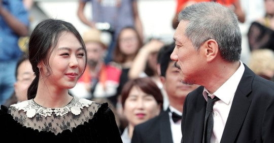 映画『その後』試写会に参加した女優キム・ミニ（左）とホン・サンス監督。