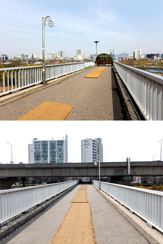 地下鉄２号線龍踏（ヨンダッ）駅２番出口の歩道橋も、有名な「鬼（トッケビ）」ロケ地。清渓川（チョンゲチョン）を跨ぐようにかかったコンクリートの橋で、死神（イ・ドンウク）とサニー（ユ・インナ）の出会いのシーンなど、物語の重要な場所として何度も登場しました。若者に人気の街歩きスポット・聖水（ソンス）駅から１駅です。