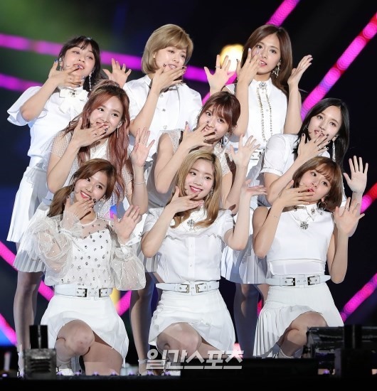 ｔｗｉｃｅ ９人一体のキュートなパフォーマンス Joongang Ilbo 中央日報