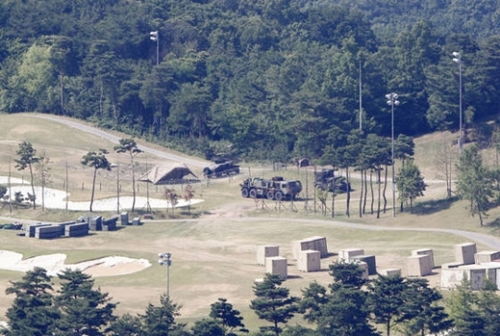 ＴＨＡＡＤ体系が配備された慶尚北道星州郡のＴＨＡＡＤ基地に８日、高機動性の大型戦術トラック（Ｈｅｍｔｔ）が配置された。周辺には在韓米軍の兵士が見える。