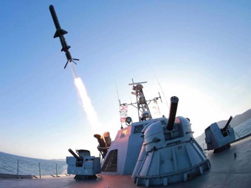 北朝鮮が今月８日に発射した新型地対艦ミサイルと同型の艦対艦ミサイルを２０１５年２月８日、東海の艦艇から発射している。（写真＝中央フォト）