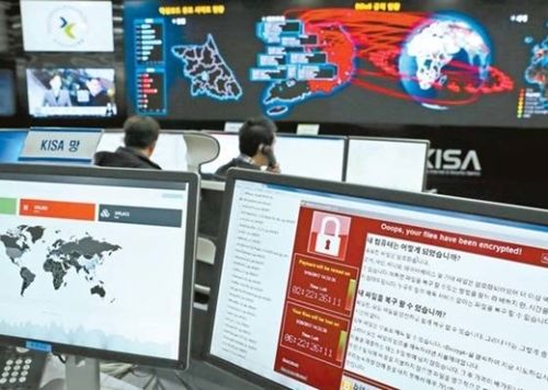 先月１５日、ソウル松坡区（ソンパグ）の韓国インターネット振興院で関係者がランサムウェアの電波状況を点検している。