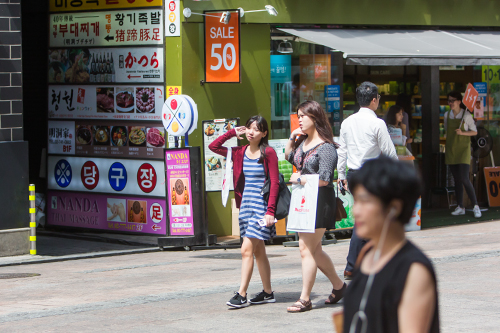 日中は汗がにじむ暑さのソウルですが、街行く人を見てみると、まだまだ袖のある服装が目立ちます。グルメ店やショップなどの室内は冷房がきいているので、今の時期の韓国旅行は、羽織りものを持ってくると活躍しそうです。