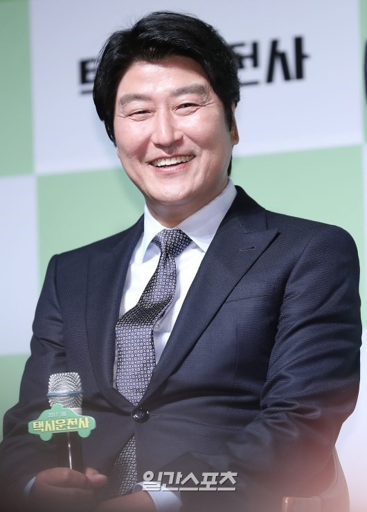 ２０日、ソウル江南区新沙洞の狎鴎亭ＣＧＶで開かれた映画『タクシー運転手』制作報告会に登場した俳優のソン・ガンホ。