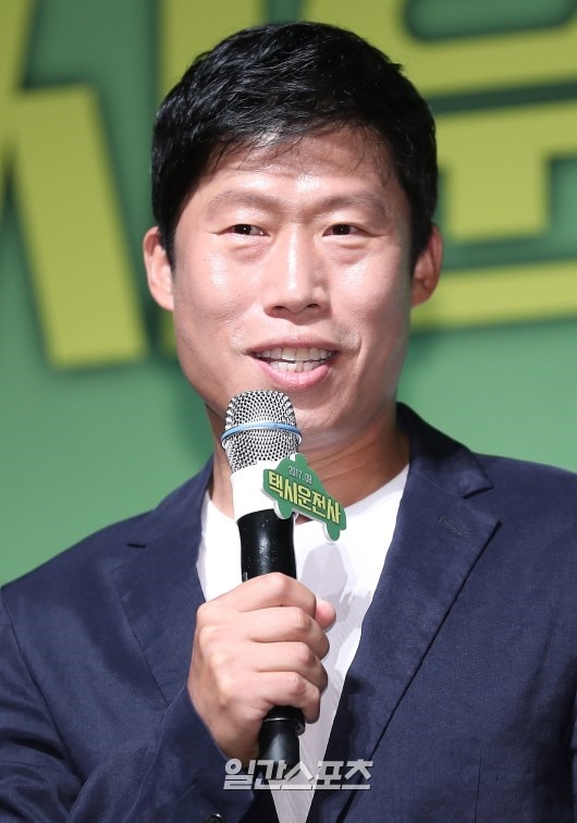 ２０日、ソウル江南区新沙洞の狎鴎亭ＣＧＶで開かれた映画『タクシー運転手』制作報告会に登場した俳優のユ・ヘジン。