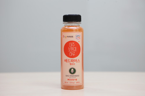 コンビニＧＳ２５では、カロスキルのサラダ専門店「ＢＡＤ　ＦＡＲＭＥＲＳ」と韓国ヤクルトのコラボ野菜ジュースを発売。人参やオレンジがベースの「とても普通の１日（アジュポットンエハル）」（２，０００ウォン）など、ユニークな名前とスタイリッシュなボトルが韓国女子に人気です。