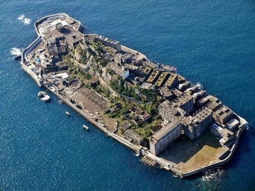 長崎県の軍艦島（端島）。島の形が軍艦に似ていることからこのような名前が付けられた。