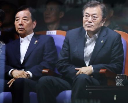 文在寅（ムン・ジェイン）大統領が２３日、忠清南道安興の国防科学研究所（ＡＤＤ）で、韓民求（ハン・ミング）国防部長官（左）とミサイル「玄武２」の発射場面を見ている。（写真＝青瓦台）