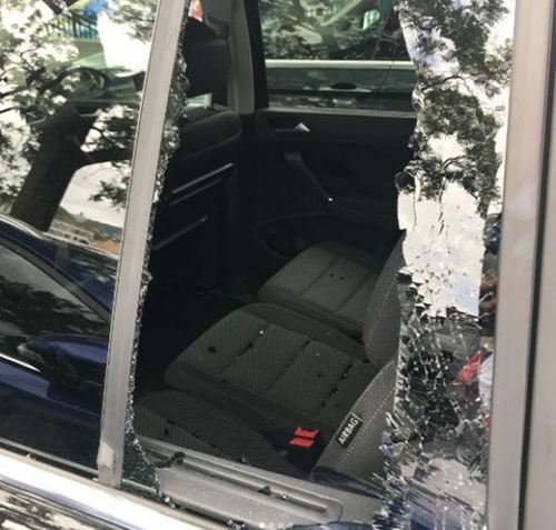 ２５日、イトゥクが自信のインスタグラムに掲載した自動車の後部座席の様子。ガラスが粉々に割れている。（写真＝イトゥクのインスタグラム）
