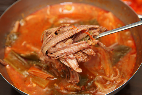 「ユッケジャン」は、牛肉からとった出し汁を用いており、うまみがぎゅっと詰まったピリ辛スープがポイント。野菜の他、牛肉もたっぷり入っており、栄養満点です。　