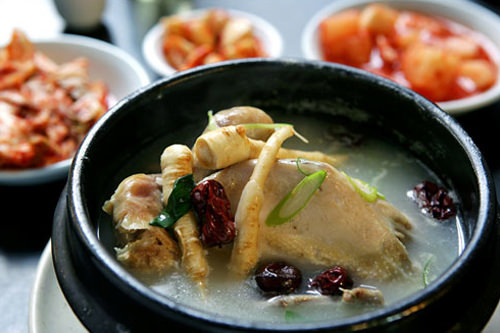 韓国には暑気払いで滋養食を食べる「伏日（ポンナル）」が夏の間に３回あり、今年は７月１２日が初日。代表料理のサムゲタンをはじめ韓国の熱いスープを食べて、夏に負けないようにしましょう。