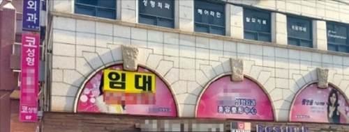 ソウル江南区の狎鴎亭駅付近のビルで整形外科の看板の上に賃貸の広告が出ている。