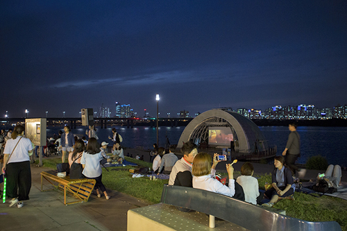 韓国はカラリとした気候で比較的過ごしやすいとはいえ、暑い季節には寝苦しい夜となることも。そんな時は漢江（ハンガン）で涼むのがソウル市民の恒例になっていますが、最近では快適な睡眠を助けてくれる様々なお役立ちグッズが登場しています。　