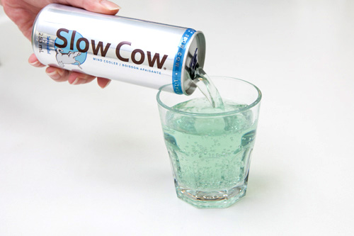 「Ｓｌｏｗ　ｃｏｗ」（１，８００ウォン）は、「Ｒｅｄ　Ｂｕｌｌ」などのエナジードリンクとは反対に、眠気を誘う炭酸飲料。リラックス効果があるとされるカモミールやリンデンなど、ハーブ成分が含まれています。ドラッグストア「ＯＬＩＶＥ　ＹＯＵＮＧ」やコンビニで購入できます。