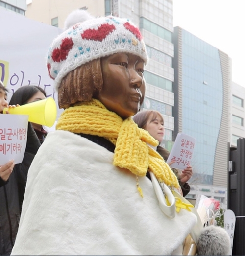 釜山東区、日本領事館前に設置させれた慰安婦平和の少女像