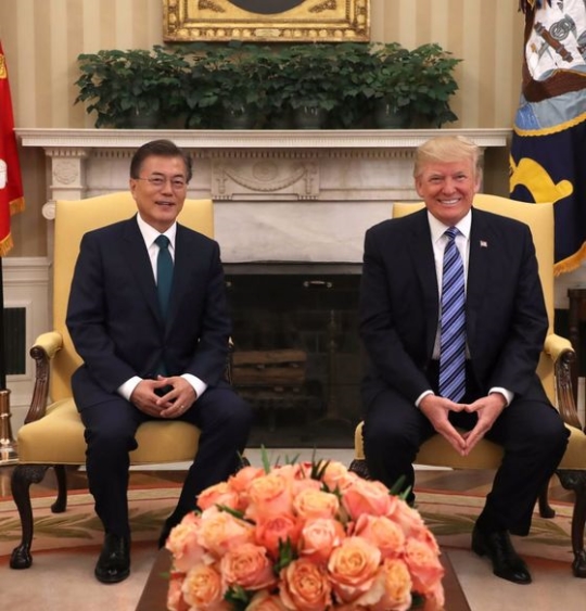 文在寅（ムン・ジェイン）大統領とトランプ米大統領が３０日午前（現地時間）、ホワイトハウスのオーバルオフィスで通訳だけを同席させて首脳会談を行った。両首脳は韓米同盟、北朝鮮の核問題、韓米自由貿易協定（ＦＴＡ）をはじめとする両国懸案について幅広く意見を交わした。