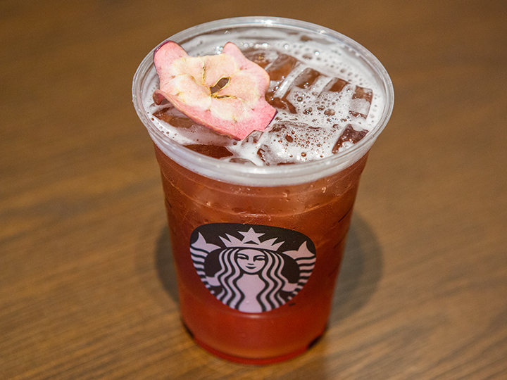 「ＳＴＡＲＢＵＣＫＳ　ＣＯＦＦＥＥ」の韓国限定の夏ドリンク「ＮＥＷ聞慶五味子フィジオ（ニュムンギョンオミジャピジオ）」（５，６００ウォン）は、　花を模したリンゴのトッピングが何ともキュート。聞慶（ムンギョン）の特産品・五味子をふんだんに用いており、甘酸っぱさがたまりません。