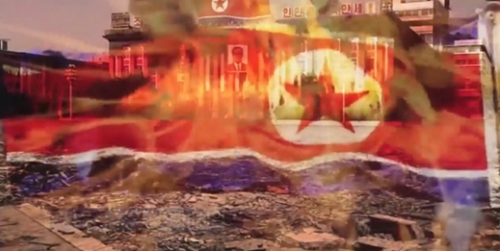韓国軍当局が５日に公開した映像。「タウルス」ミサイルの攻撃を受けた北朝鮮平壌の金日成（キム・イルソン）広場が焦土化し、北朝鮮国旗が燃えている。（写真＝合同参謀本部）