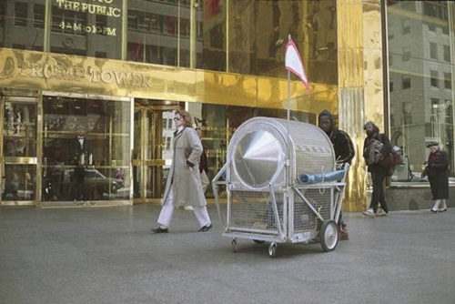 ホームレスが米国ニューヨークのトランプタワーの前で『Ｈｏｍｅｌｅｓｓ　Ｖｅｈｉｃｌｅ』を実演している（１９８８年）。（写真提供＝国立現代美術館）