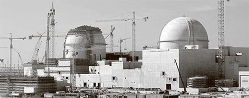 アラブ首長国連邦（ＵＡＥ）に建設中のバラカ原発１・２号機。第３世代韓国標準型原子炉（ＡＰＲ１４００）技術が適用されている。韓国は２００９年にＵＡＥに原発４基を建設する契約を結び、世界５番目の原発輸出国になった。（写真＝中央フォト）