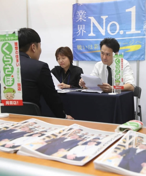 ことし５月、釜山外国語大学校が「日本就職博覧会」を校内の体育館で開催した。日本就職を希望する学生が不動産ソフトウェア開発会社の日本情報クリエイト株式会社のブースで面接を受けている。