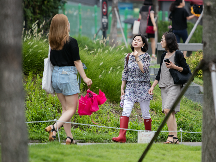 今週の天気も不安定で変わりやすい予報。韓国旅行時には、雨に濡れても良いサンダルやレインブーツなどがよいでしょう。また暑さによる熱中症対策として小まめな水分補給をオススメします。