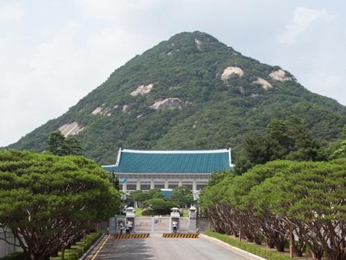 敷地内訪問は、指定のツアー参加時のみ可能ですが、旅行者でも気軽に撮影や通行が可能になった韓国大統領官邸前の道。昼間はもちろん、貴重な夜の青瓦台を見ることもできるので、韓国古宮・景福宮と一緒に訪れて見てはいかがでしょうか？