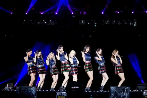 「ＳＭＴＯＷＮ　ＬＩＶＥ　ＷＯＲＬＤ　ＴＯＵＲ　」の舞台でパフォーマンスを披露している少女時代。（写真提供＝ＳＭ）