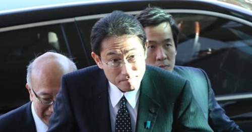 岸田文雄外相が２０１５年１２月２８日、韓日外交長官会談のためにソウル都染洞外交部庁舎に入っている。（写真＝中央フォト）