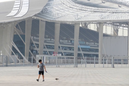 ２０１４年に仁川アジア大会を行った仁川アシアードメーンスタジアムが大きな負債を抱え苦労の種に転落した。４７００億ウォンをかけて新たぶ建てた仁川アシアードメーンスタジアムはアジア大会が終わった後、ただの１度もスポーツイベントが開かれていない。