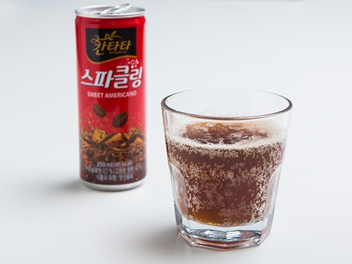 缶コーヒーで有名な「カンタータ」のアメリカーノに弾ける炭酸を合わせた「カンタータスパークリングスウィートアメリカーノ」（１，２００ウォン）は、韓国コンビニ「ＣＵ」にて限定販売中。夏にぴったりの、すっきりとしたのどごしが楽しめます。