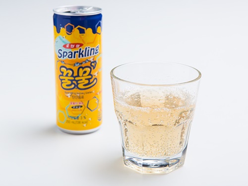 冬向けのホット飲料「クルムル（ハニーウォーター）」も、夏仕様の「スパークリングクルムル」（１，１００ウォン）に。蜂蜜の甘さに爽やかな炭酸が効いた、子どもから大人まで楽しめるお味です。韓国マートなどで購入可能。