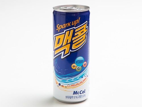 「韓国のコーラ」とも呼ばれる「ＭｃＣｏｌ（メッコル）」（１，１００ウォン）は、大麦を使用した炭酸ドリンク。商品名は、「メッチュ（ビール）」と「コーラ」を合わせた造語です。コカコーラやペプシなどに比べると人気は劣りますが、１９８２年発売以来のロングセラー商品です。韓国旅行中に見つけたら、試してみてはいかがでしょうか？　