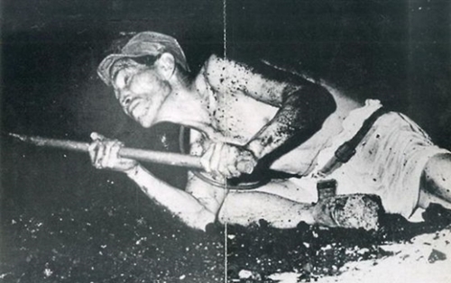 映像に使われた鉱夫の写真。写真の中の人物は強制徴用された朝鮮人ではなく日本人であることが確認された。（写真＝中央フォト）