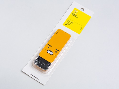 ベーシックなブラックカラーはデイリーユースにもおあつらえ向き。「ＫＡＫＡＯフレンズ」のキャラクターとコラボした缶ケース付きなら、韓国らしさも満点です（コンビニ「ＣＵ」で販売、３，０００ウォン）。海やウォーターパークなどレジャーの予定が増える季節、安カワ＆ウォータープルーフヘアアクセを韓国土産にしてみては？　