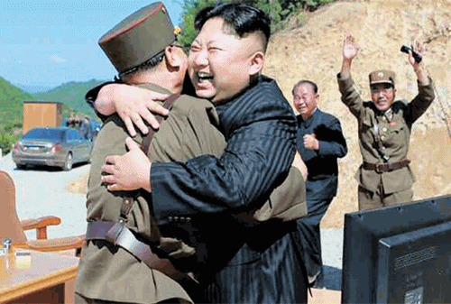 北朝鮮の金正恩労働党委員長が７月４日、大陸間弾道ミサイル（ＩＣＢＭ）級「火星１４型」発射に成功した後、軍指揮部幹部と抱擁して喜んでいる。（写真＝中央フォト）