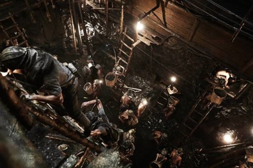 映画『軍艦島』の舞台は１９４５年、日本三菱所有の端島炭鉱だ。朝鮮から強制徴用された労働者が地下１０００メートルの深さの劣悪な環境で働く姿が生き生きと描かれている。（写真＝ＣＪエンターテインメント）
