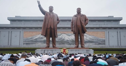 金日成（キム・イルソン）主席２３周忌を迎えた７月８日、平壌市万寿台金日成・金正日（キム・ジョンイル）親子の銅像の前で平壌市民が礼をしている。（中央フォト）