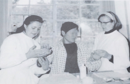 全羅南道小鹿島でハンセン病患者の世話をする若いころのマリアンヌ・ストガーさん（８３・右）とマーガレット・ピサレックさん（８２）。（写真提供＝全羅南道）