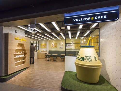 ７月中旬からオンラインで販売開始。８月１２日からは東大門（トンデムン）のバナナ牛乳カフェ「ＹＥＬＬＯＷ　ＣＡＦＥ」で購入可能になる予定です。バナナ牛乳と一緒に試してみてはいかがでしょうか。