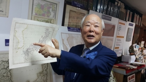チョン・ソング院長が、独島が韓国領土に表記された西洋の古地図（１８４０年英国ロンドン発行）を指している。